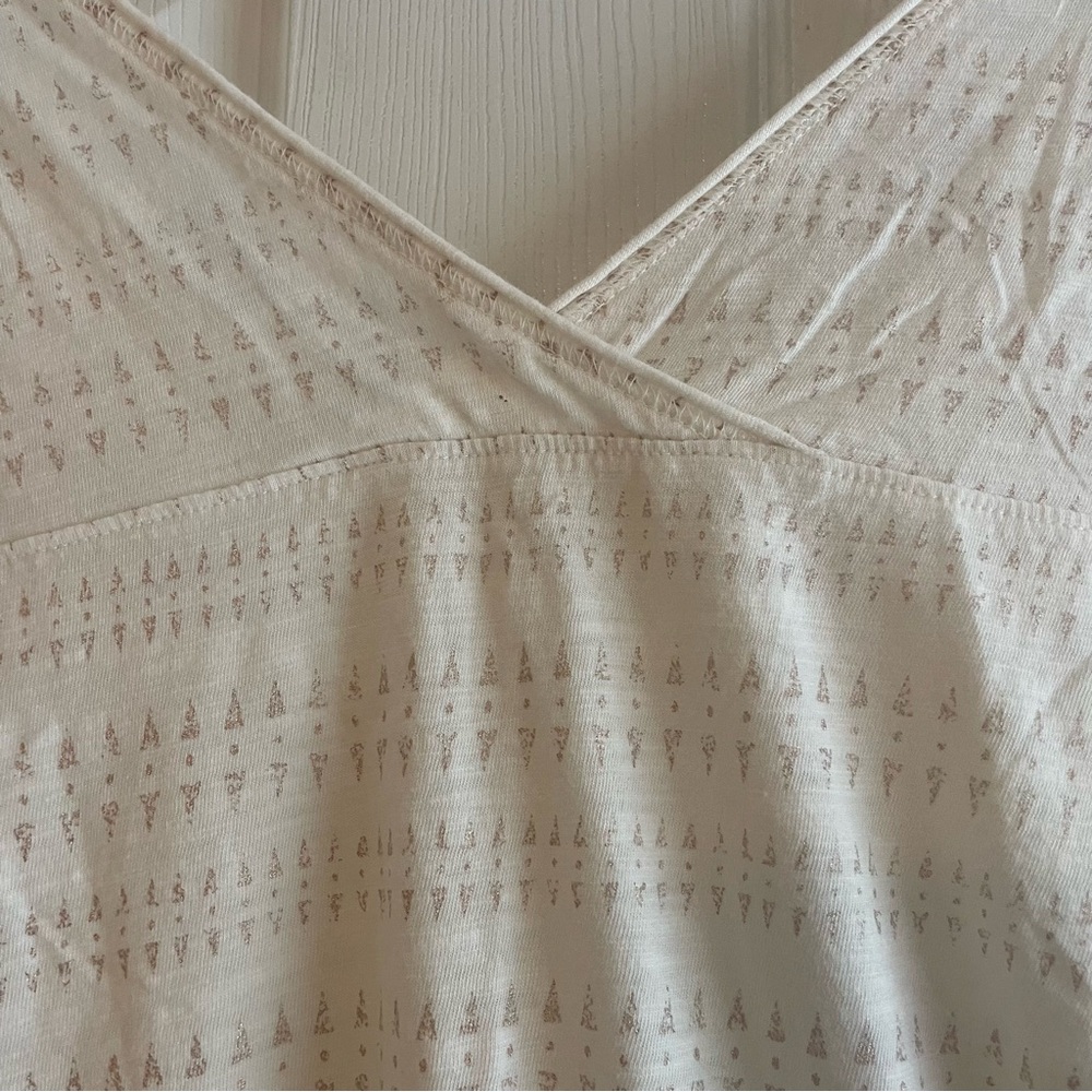 Maurices Cream and Rose Gold Short Sleeve V-Neck Fitted Top Size Medium - Picture 9 of 15